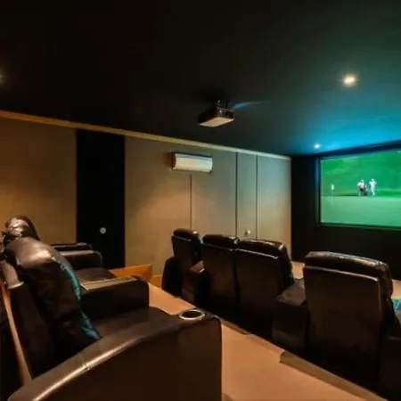 Vila Casa Golf Sporto, On The Golf Course, Cinema Room, Pool Table, Fusball Table *